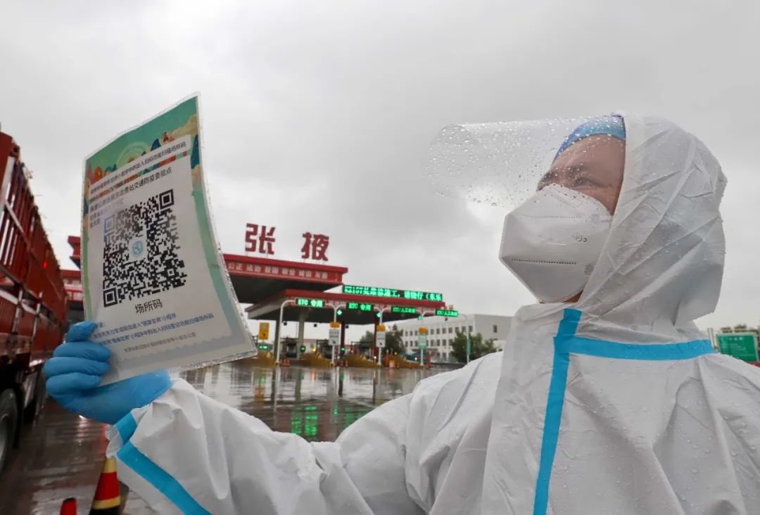 ↑2022年7月21日，甘肃张掖高速公路东出入口处，张掖公安交警、交通执法、卫健、民政等部门组成的疫情防控交通检查组，在风雨中查验入张车辆人员的行程码、健康码，为疫情防控设立了交通健康屏障。