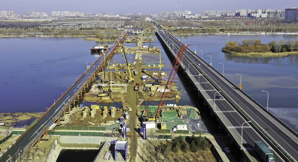 石家庄市复兴大街市政化改造滹沱河特大桥建设项目加速推进。记者 张 震 摄