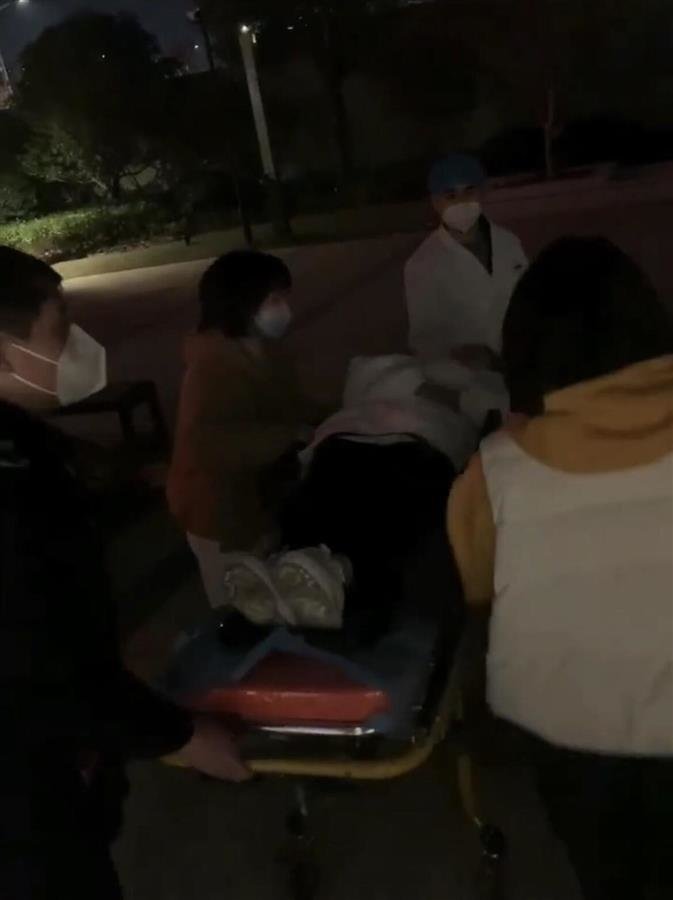 杨先生的妻子被抬上救护车（视频截图）