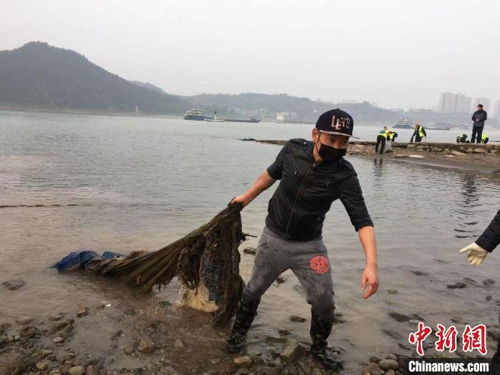 湖北一男子江边捡垃圾7年守护长江生态