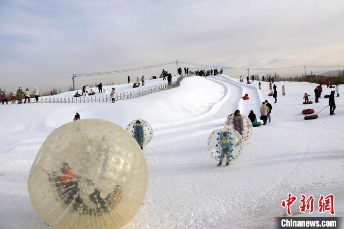 一系列冰雪娛樂運動項目,吸引眾多游客前來體驗冰雪運動樂趣,感受冰雪文化魅力?!垥粤?攝
