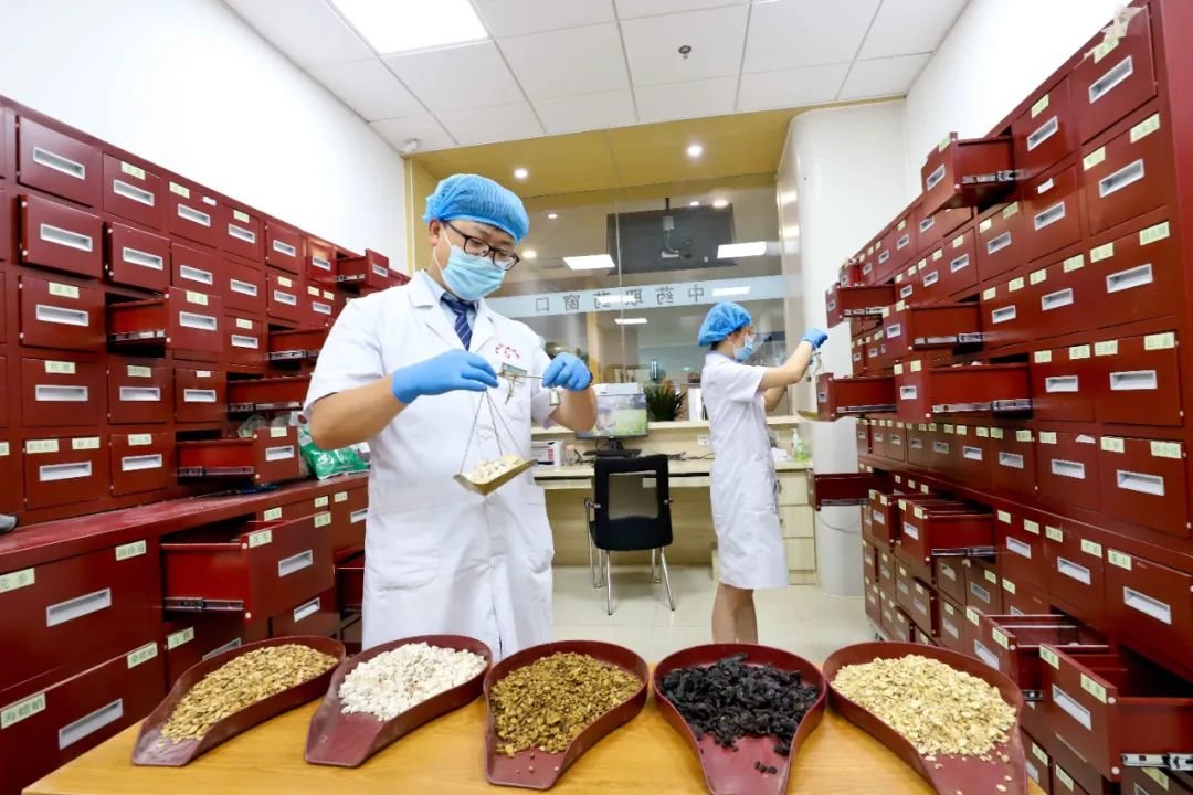 ↑2022年7月14日，甘肃省张掖市甘州区人民医院中药汤剂煎配室一角。连日来，该医院加班加点煎配“甘肃方剂”，已免费为各隔离点提供“岐黄清暑避瘟方”中药汤剂8000余袋。