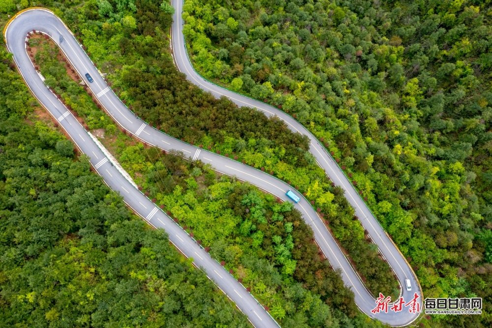 ▲2022年夏初，成縣縣城通往雞峰鎮的道路四周峰巒起伏、青山環繞。新甘肅·每日甘肅網通訊員 陳爭強