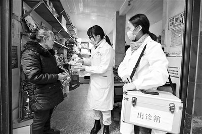 2022年12月28日，在赤水市石堡乡朝阳社区，医护人员上门为群众发放药品