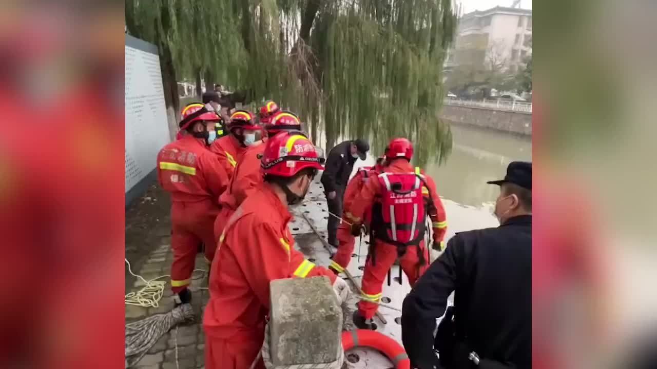醉酒男子坠河抗拒救援，消防员奋力救上岸