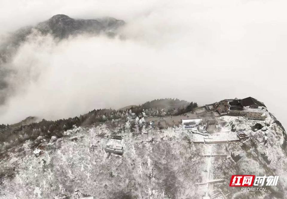 航拍祝融峰雪景。（曹正平摄影）