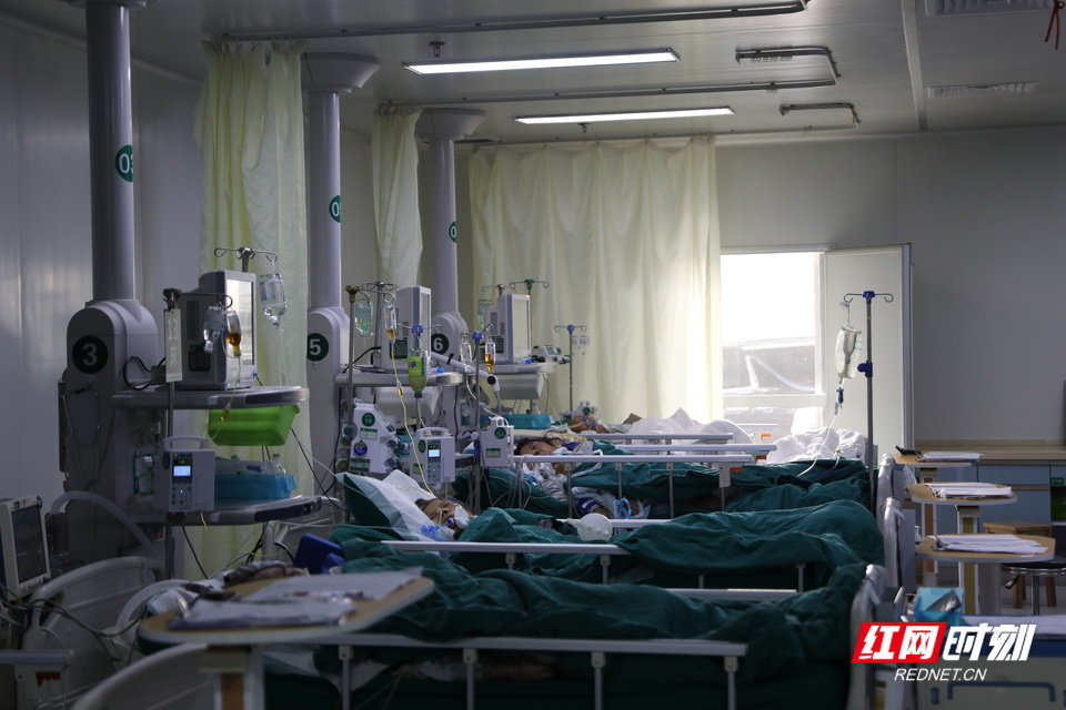 急诊ICU内床位全满。