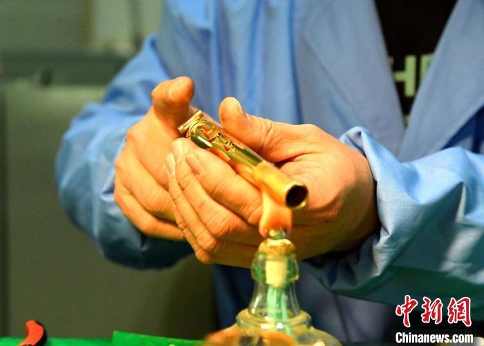 12月30日，张磊在组装萨克斯。贾枭梦 摄