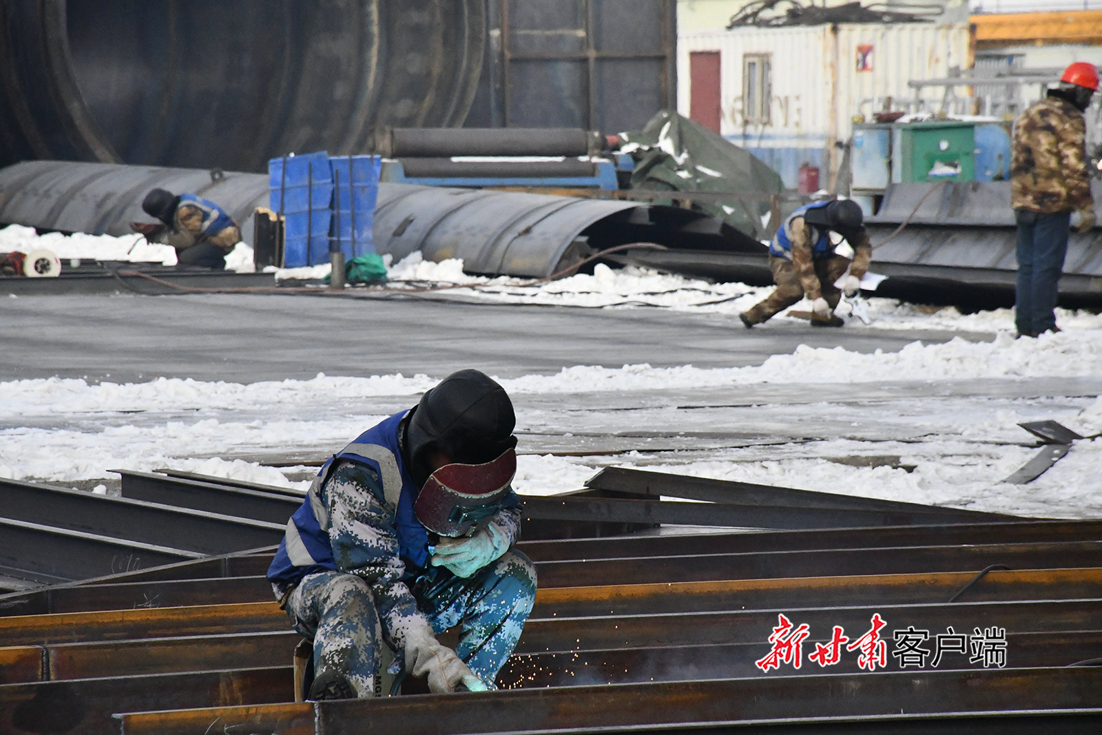 ▲2022年12月18日，在甘肅電投常樂電廠3、4號機組項目施工現場，上百名工人在大雪天奮戰一線。新甘肅·甘肅日報通訊員 邢凱 唐新宇