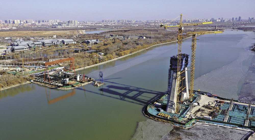 石家庄市学府路东延跨太平河桥梁工程桥梁主塔塔柱已现雏形。张 震 摄