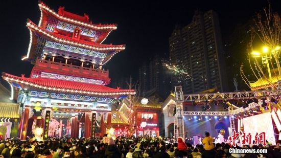 2022年12月31日,甘肃兰州老街飞天广场人头攒动。当晚,兰州老街灯光璀璨,大量民众到此游玩跨年。 中新社记者 九美旦增 摄