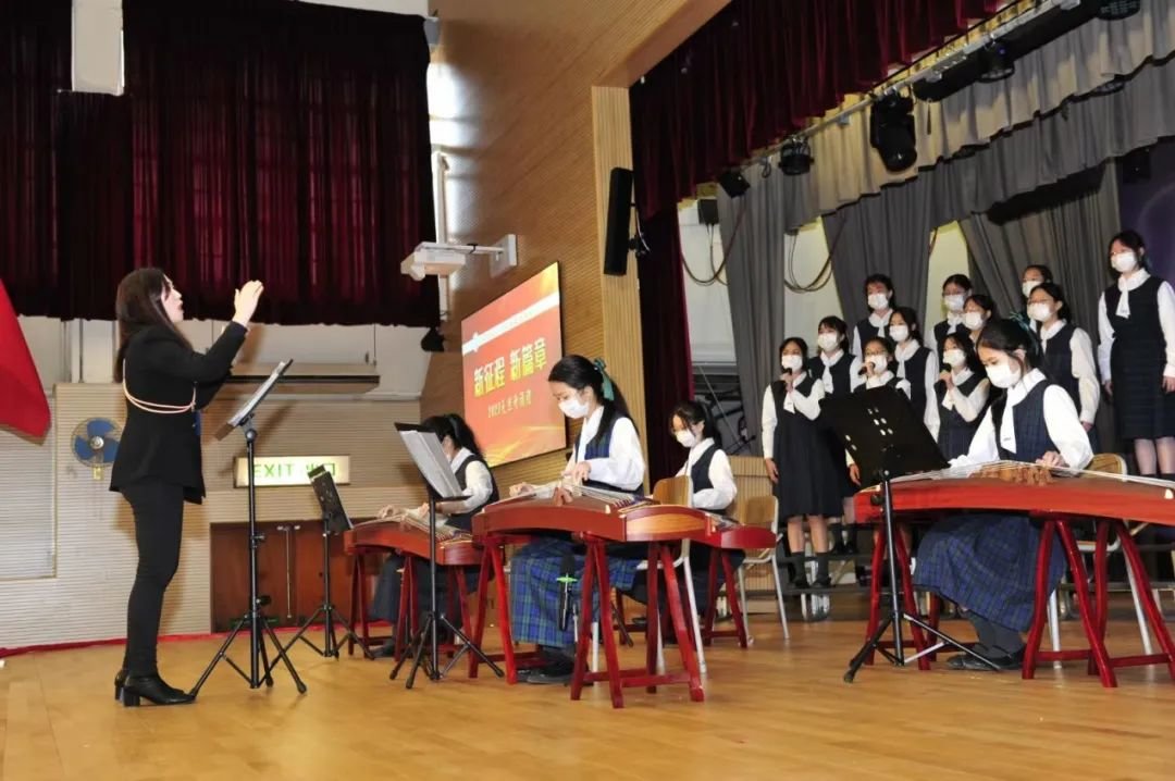2023年元旦，香港教联会黄楚标中学“新征程 新篇章”元旦升旗礼上的学子音乐表演