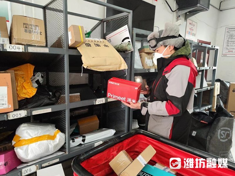 顺丰速运快递员正在忙着整理快件。