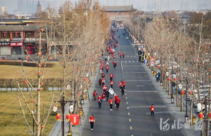 2023年1月1日，参赛选手奔跑在正定古城中。