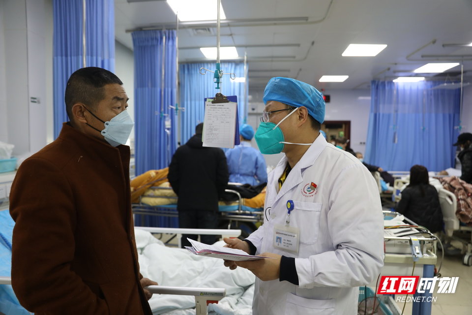 蒋国华医生(右)正在跟身患尿毒症的病人家属沟通。