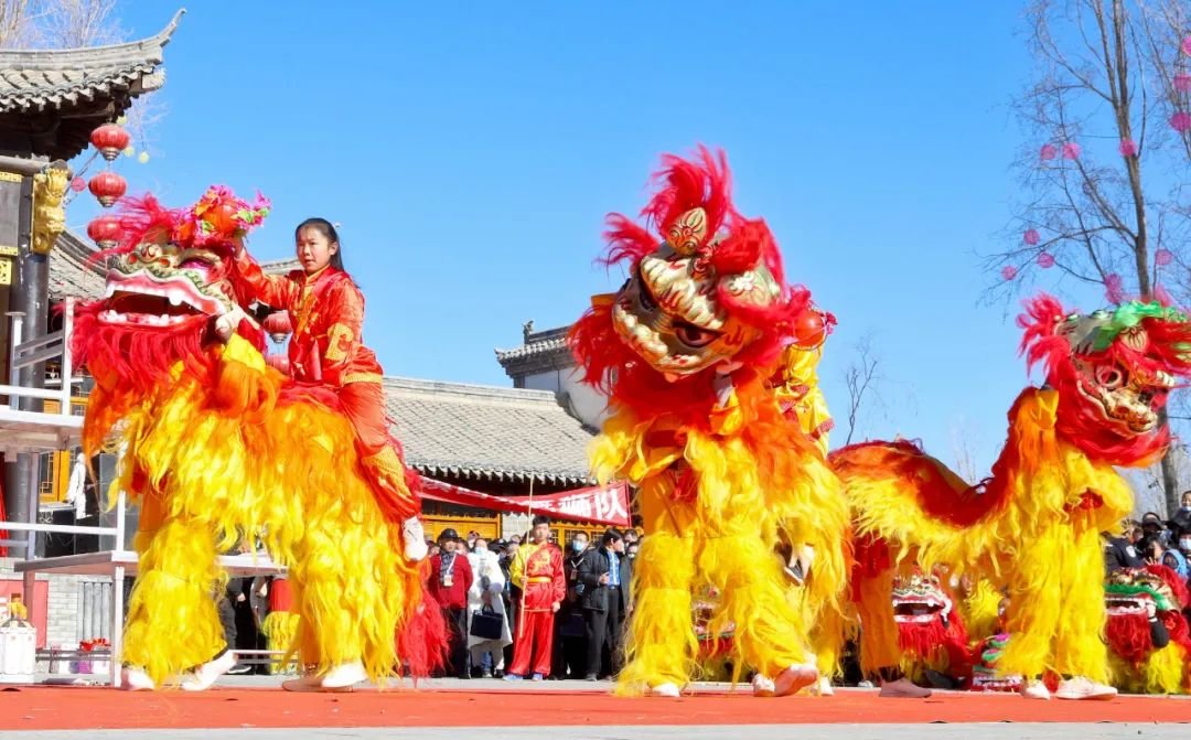 ↑2022年2月9日，甘肃省张掖市民乐县城北民俗文化村内，民乐县民联镇舞狮队为群众表演高台舞狮。当日，民乐县庆新春迎元宵文化惠民社火汇演活动拉开帷幕。