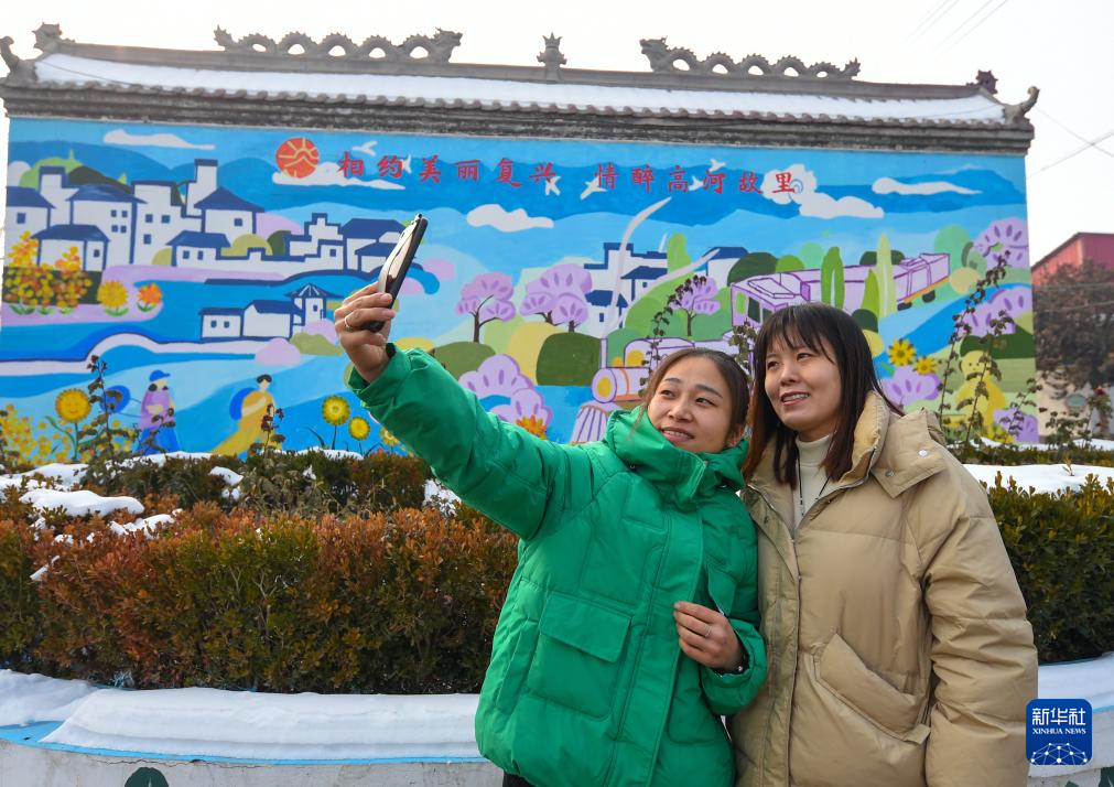 12月29日，游客在邯郸市复兴区东高河村游玩拍照。