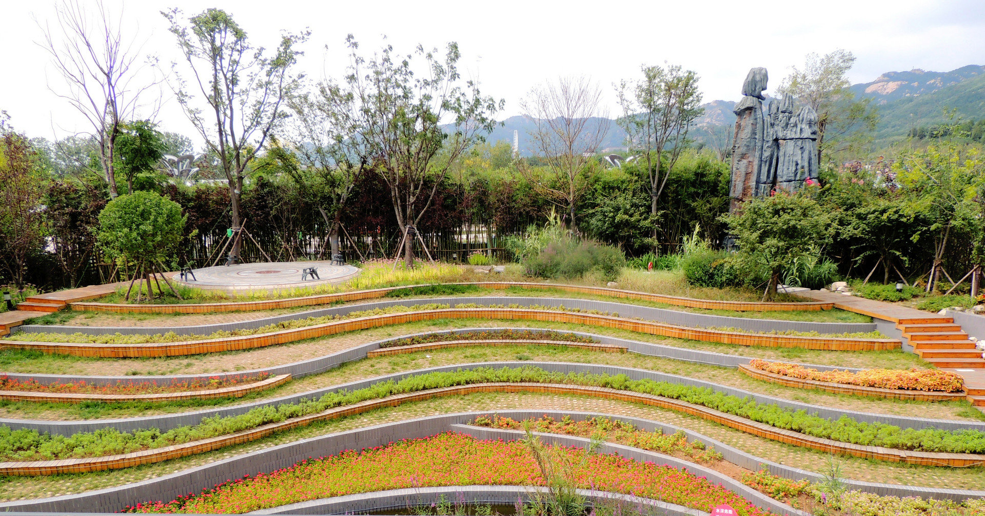 体验传统游乐设施 游客在青岛世博园享受元旦假期