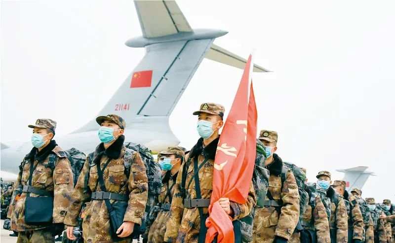 ▲ 2020年2月，中国空军出动8架大型运输机，向武汉紧急空运军队支援湖北医疗队队员和物资。