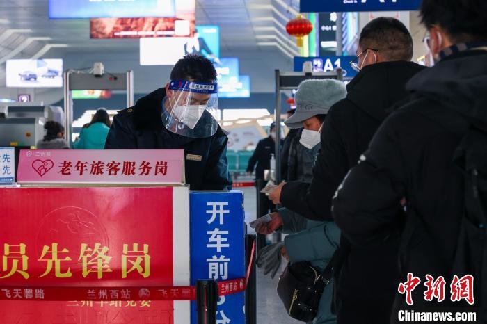 1月7日,2023年铁路春运正式启动,兰州铁路局推出便民措施,服务旅客平安有序温馨出行。 田多伟 摄