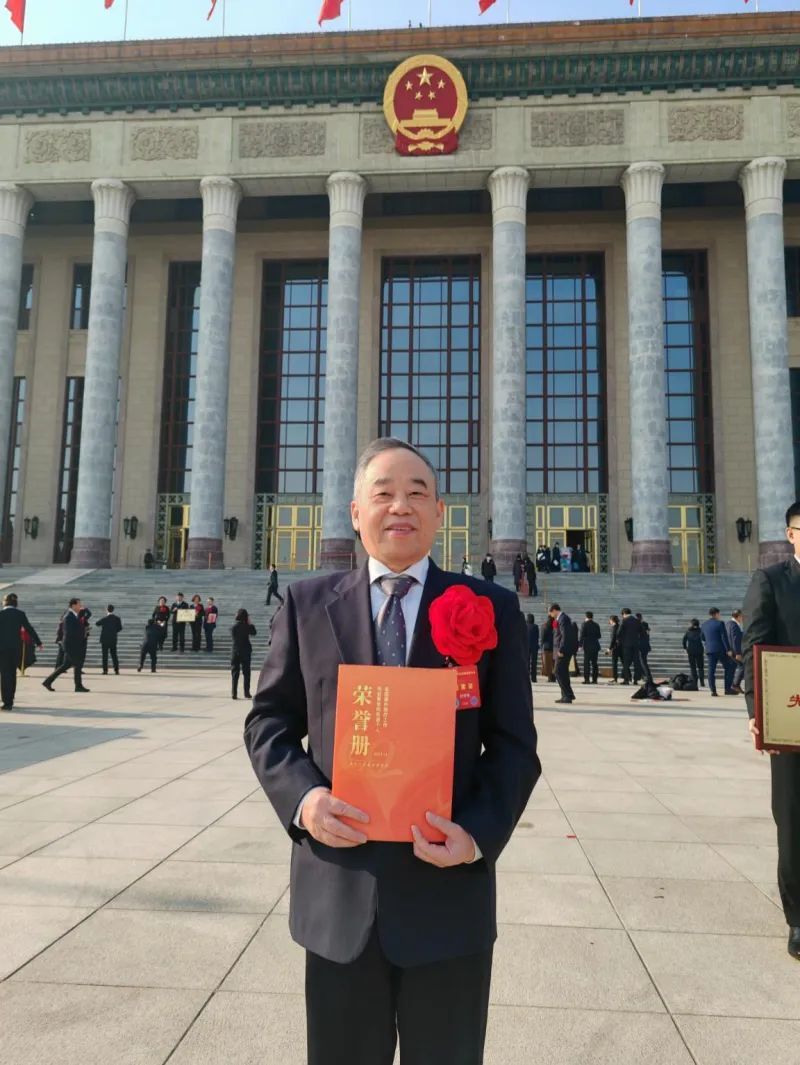 第8、9、10批中国（湖南）援津巴布韦医疗队队长龙铁牛获得“时代楷模”中国援外医疗队群体代表荣誉。