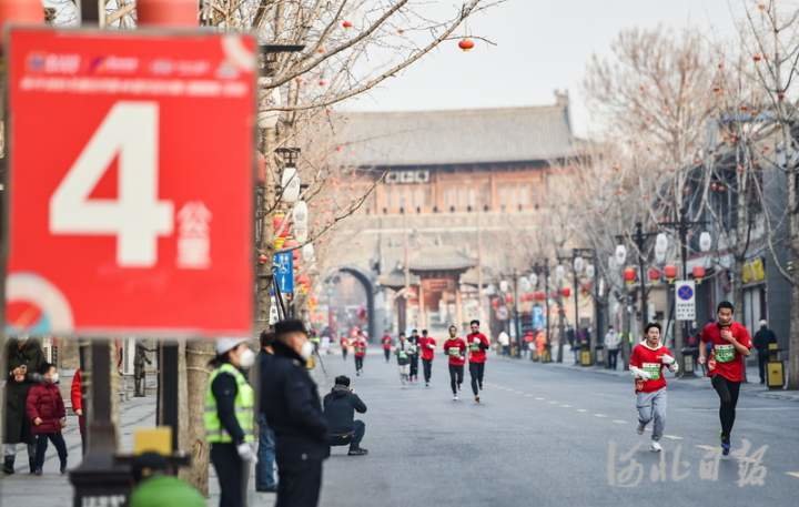 2023年1月1日，参赛选手奔跑在正定古城中。