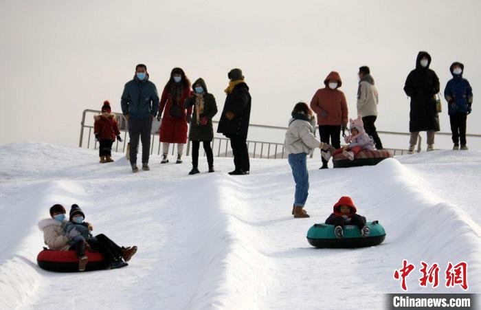 一系列冰雪娛樂運動項目，吸引眾多游客前來體驗冰雪運動樂趣，感受冰雪文化魅力?！垥粤?攝