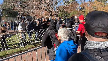 ▲ 2021年11月，一群由数十人组成的反对口罩和疫苗人群在波士顿公共广场举行抗议活动，期间有约两倍的支持口罩和疫苗者出现，双方一度爆发激烈冲突。