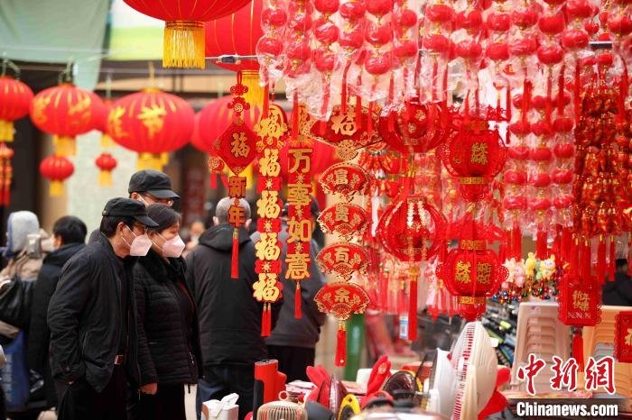 2023年1月4日，在日照太阳城市场内，市民选购各类新年饰品。　于坤帅 摄