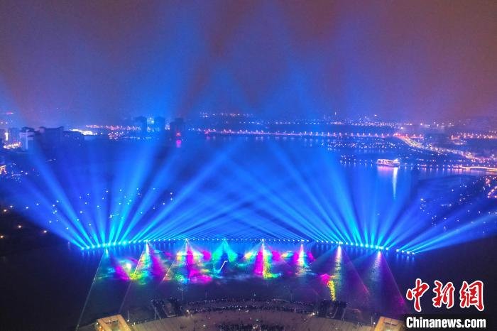 南昌九龙湖公园光影水秀喷泉表演结合脉动水幕投影、亮彩激光灯等设备,构成全新水秀表演平台。 刘占昆 摄