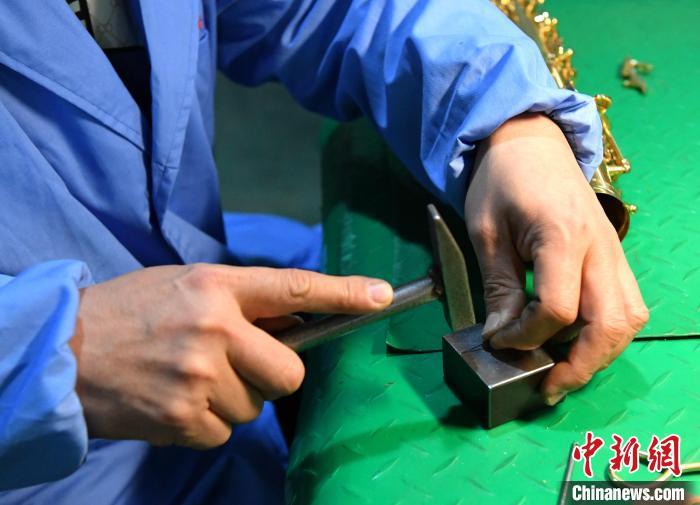 12月30日，张磊在组装萨克斯。贾枭梦 摄