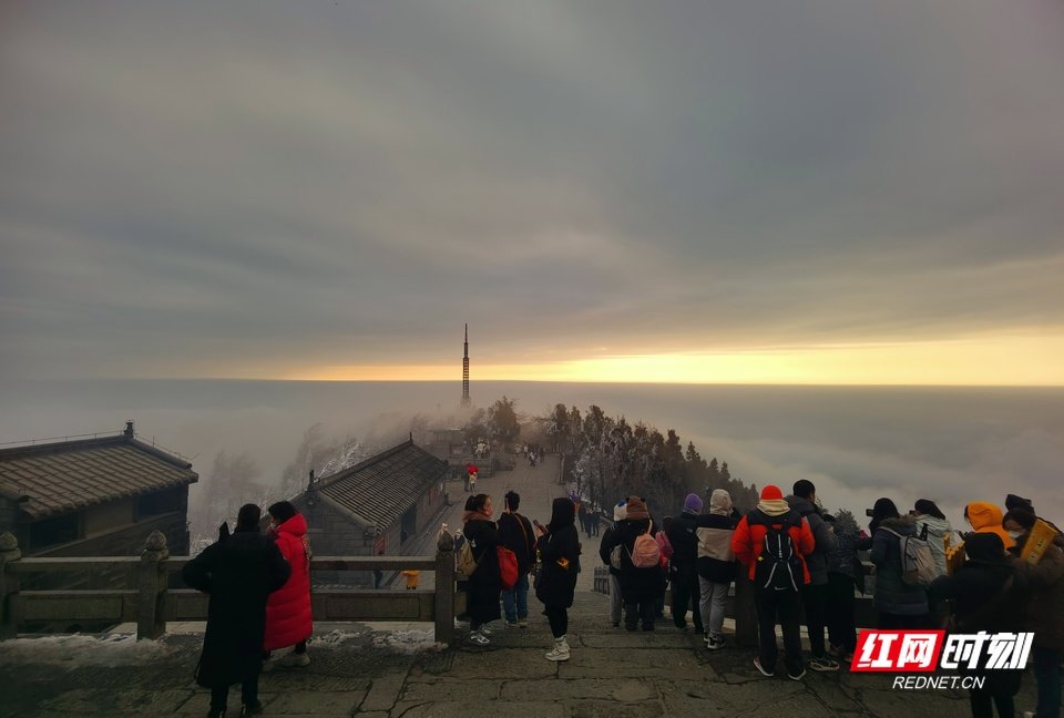 1月1日，游客纷纷登上南岳衡山最高峰祝融峰，沐浴新年的第一缕阳光。（文兰摄影）