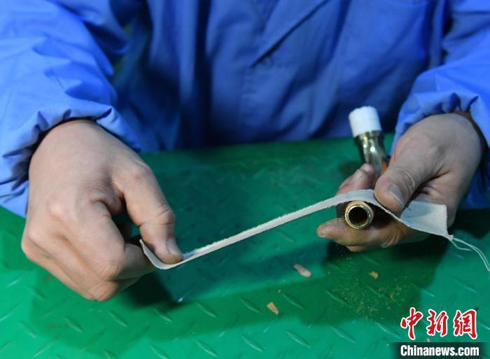 12月30日，张磊在打磨萨克斯配件。贾枭梦 摄