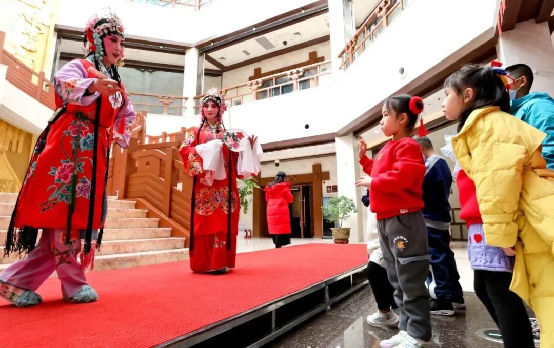 ↑2022年2月2日，农历正月初二，甘肃省张掖市博物馆举办“赏历代戏曲文物，品味戏曲神韵过大年”主题社教活动，吸引家长和小朋友们前来观看，“零距离”领略戏曲文化艺术的独特魅力。