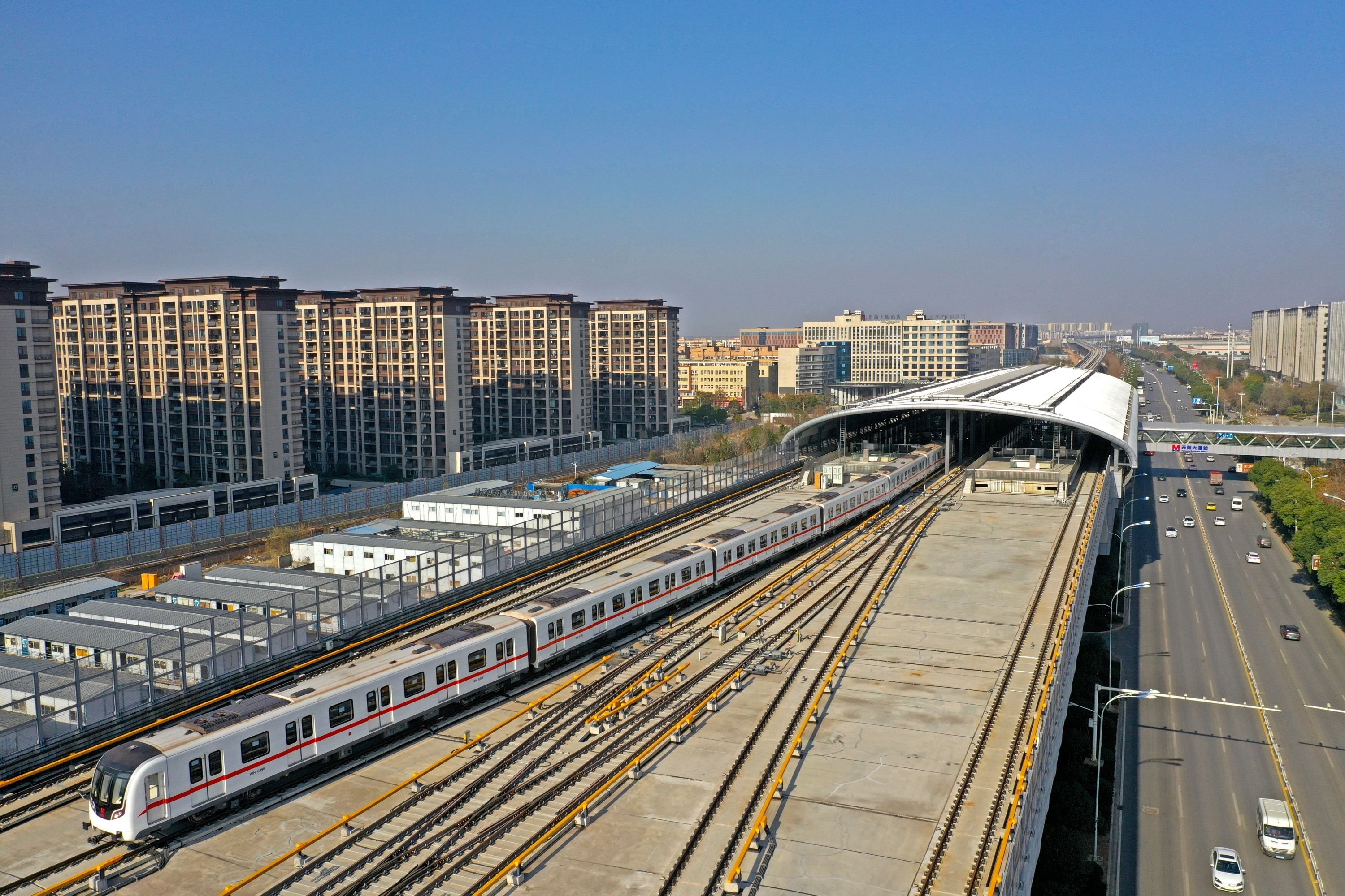 地铁前川线一期通车运行。