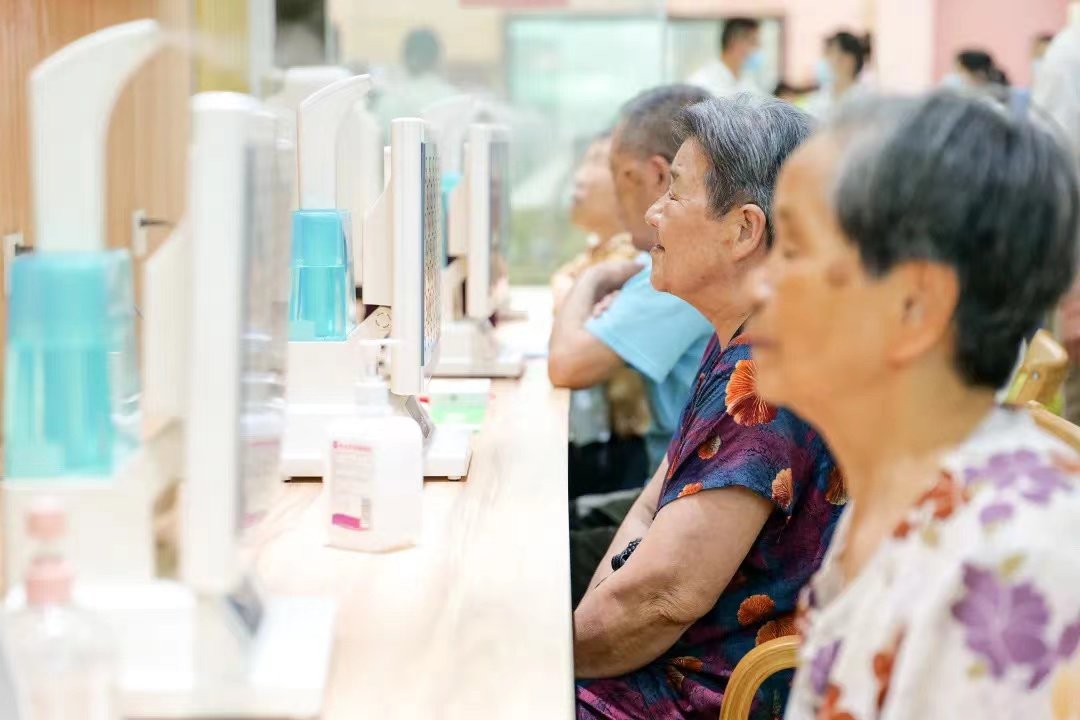 老人们在社区老年人服务中心享受服务（资料图）。