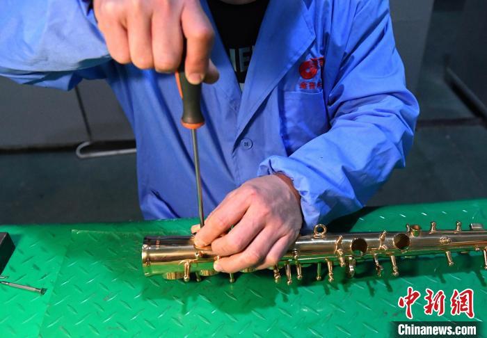 河北武强乐器手艺人500余道工序制作萨克斯