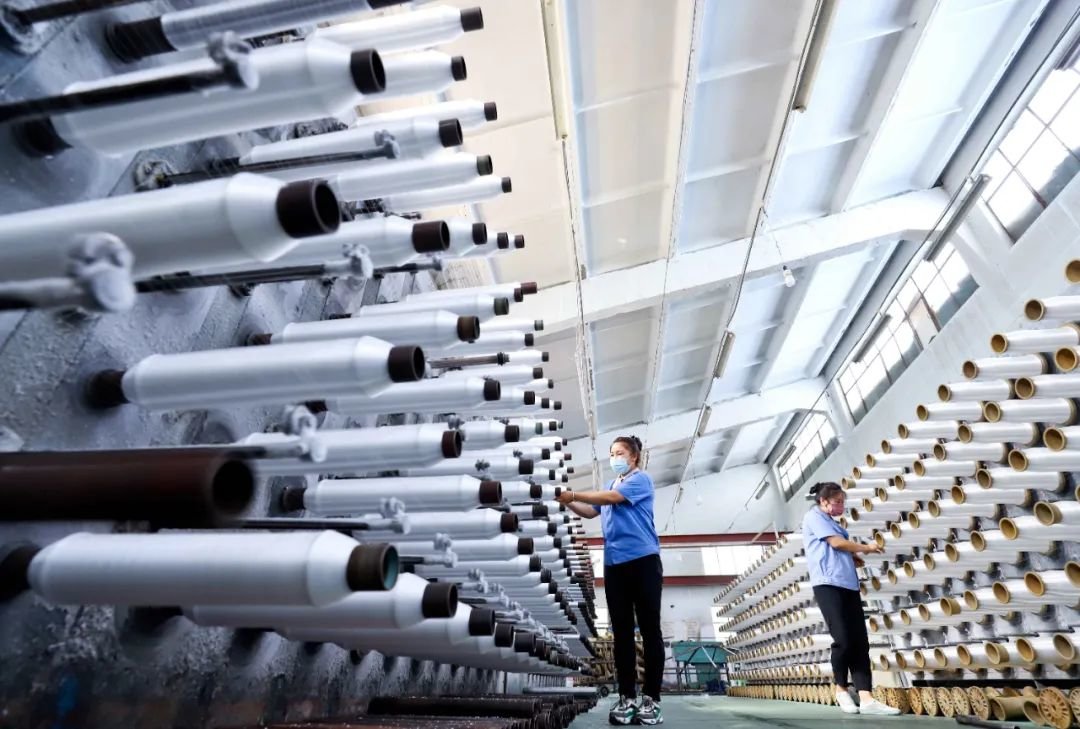 ↑2022年7月19日，甘肃省张掖市甘州区西龙产业用纺织品有限公司拉丝生产线一角。连日来，甘肃省张掖市在抓好疫情防控的同时，采取有力措施推动经济社会发展取得了明显成效。