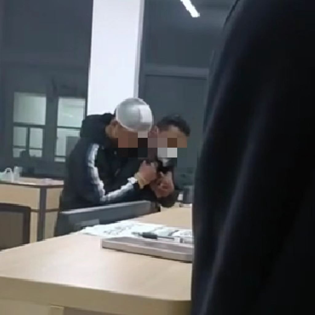 口罩厂男子持刀挟持同事?当地警方回应:确有这起警情