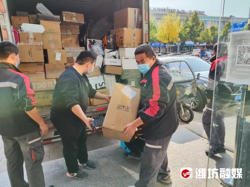 顺丰速运快递员正在忙着搬运快件。