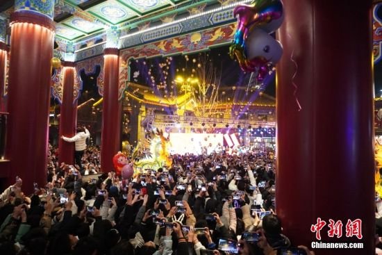 2022年12月31日,民众在甘肃兰州老街飞天广场放气球跨年。当晚,兰州老街灯光璀璨,吸引大量民众前来度过跨年夜。 中新社记者 九美旦增 摄