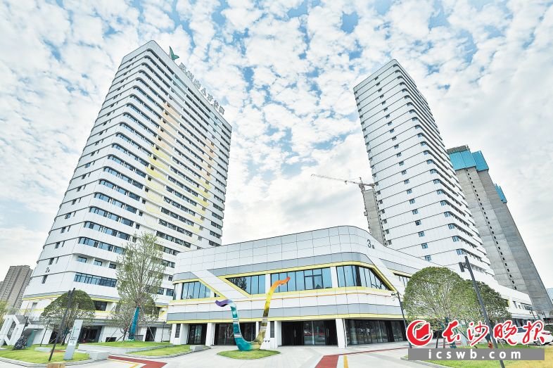 近年来,长沙加快建立多主体供给、多渠道保障、租购并举的住房制度,围绕构建“三房体系”,打好政策组合拳,促进全市房地产市场平稳健康发展。2022年9月,位于马栏山视频文创产业园的马栏山人才公寓正式启用。董阳 黄启晴 摄影报道