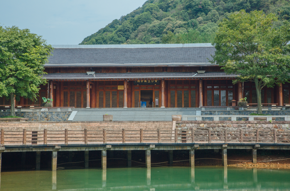 由黃公望紀念館,小洞天,森林公園,風情小鎮等組成,是集隱居文化,生態