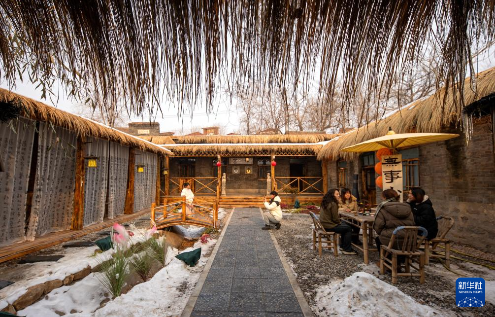 12月29日，游客在邯郸市复兴区东高河村一间民宿内游玩。