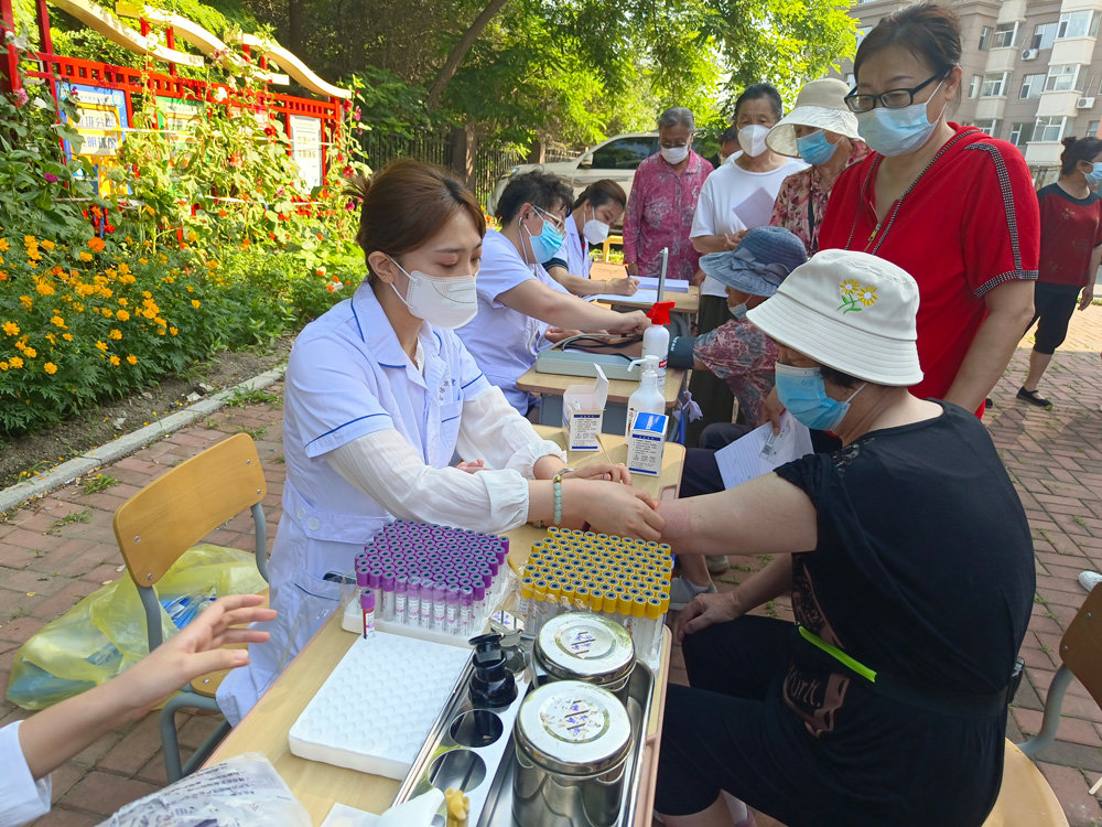 2022年7月27日，绿园区普阳街道花园林苑小区开展创建“幸福小区”义诊活动