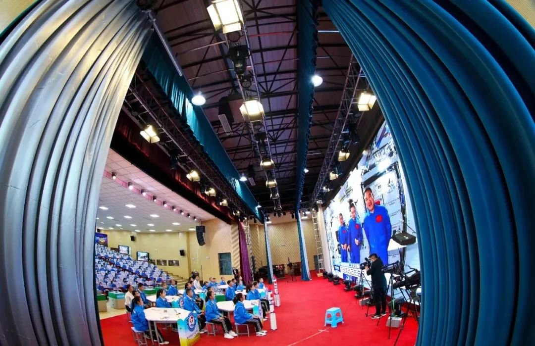 ↑2022年3月23日中国航天员再次进行太空授课，“太空教师”翟志刚、王亚平、叶光富在中国空间站为广大青少年带来了一场精彩的太空科普课，甘肃张掖7.3万名中小学生认真聆听授课。