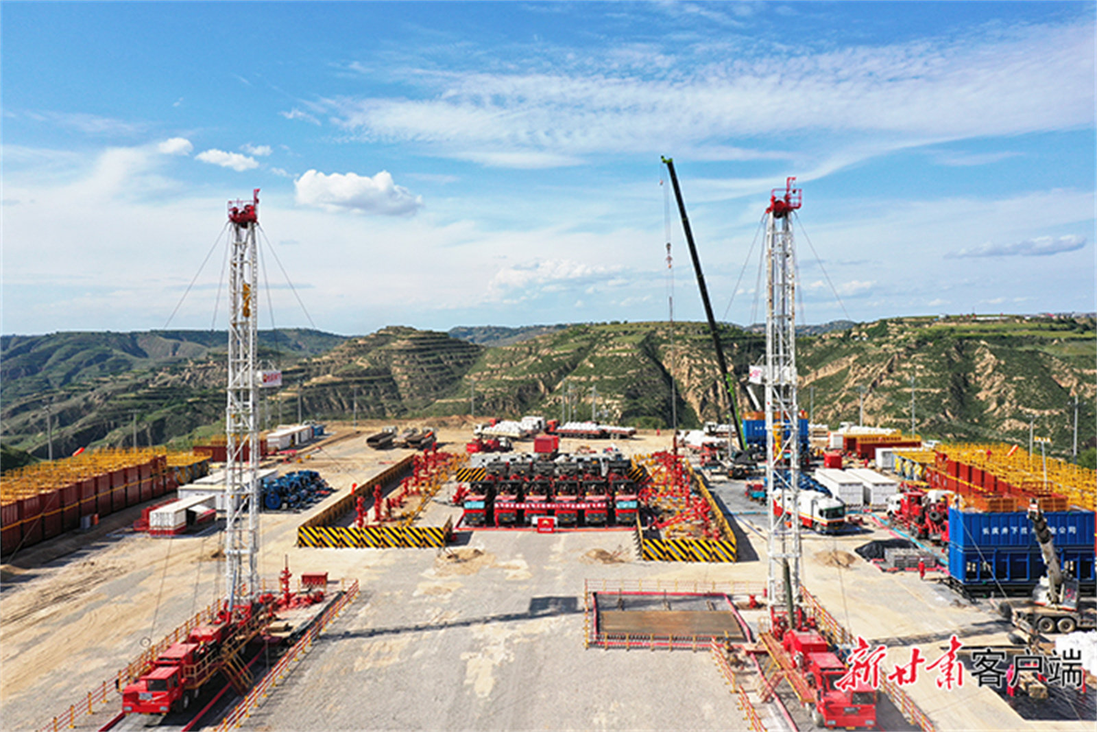 陇东油区页岩油产能建设华H100平台压裂作业现场