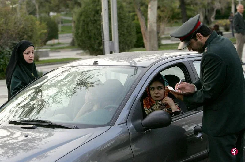 伊朗恢复女性须在车内戴头巾规定