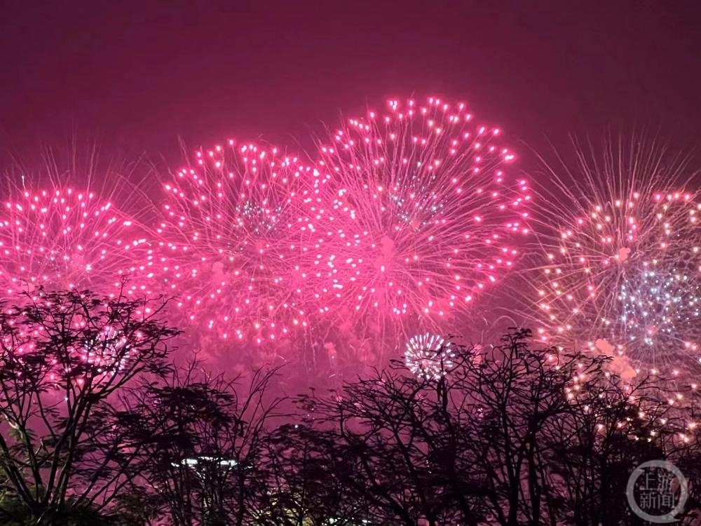 ▲海花岛焰火表演吸引众多游客观看。图片来源/受访者供图