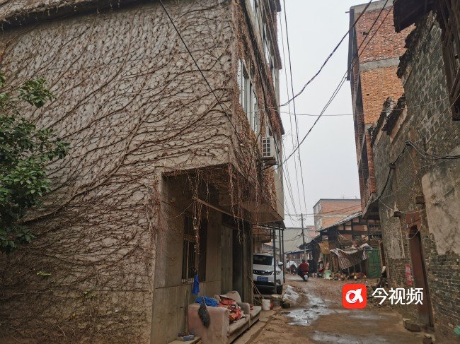 新老房屋交错的老街